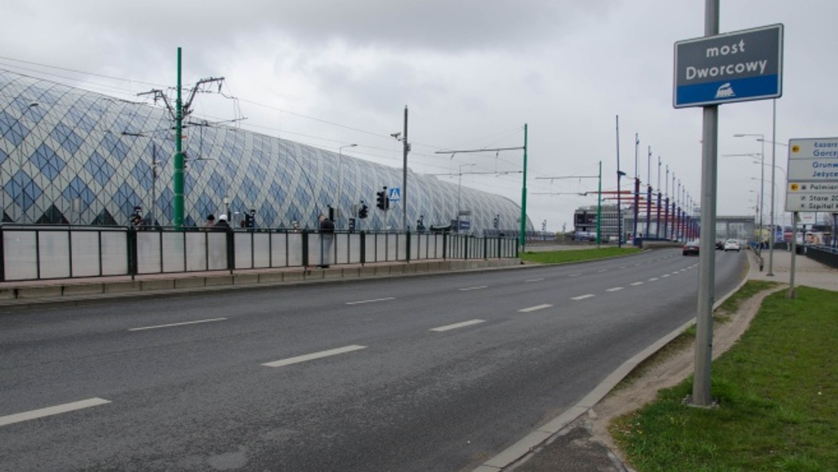 Już wkrótce piesi poruszający się między Dworcem Głównym PKP a przystankami tramwajowymi i centrum nie będą musieli korzystać z podziemnych przejść. Miasto zapowiada, że powstanie brakująca część zebry, tak, aby przejście było możliwe przez całą szerokość ulicy. Wymalowanie brakujących pasów obiecywał poznaniakom prezydent Jacek Jaśkowiak.