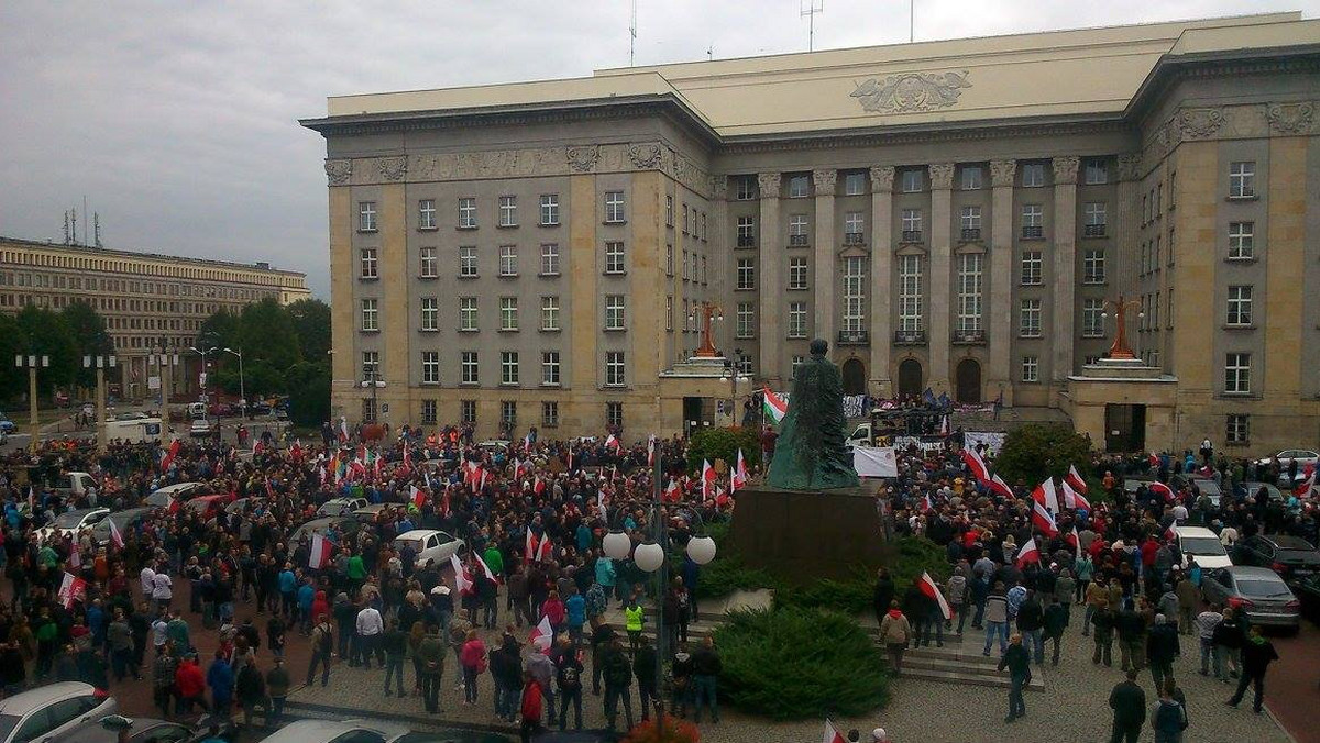 Młodzież Wszechpolska chce zorganizować w Katowicach kolejny marsz antyimigracyjny. Planowane wydarzenie jest reakcją środowiska na piątkowe zamachy terrorystyczne w stolicy Francji. W mediach społecznościowych swój udział w zgromadzeniu zapowiedziało już ponad 2,5 tys. osób.