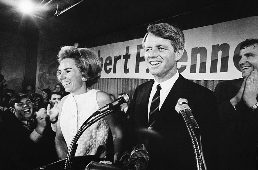 Robert Kennedy z żoną Ethel podczas kampanii wyborczej w 1968 r.