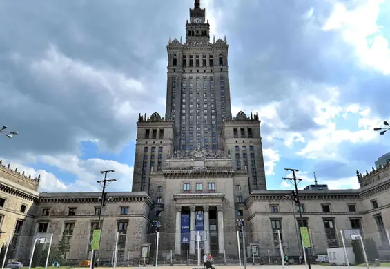 Pałac Kultury i Nauki czeka czyszczenie. Pierwsza ściana już zmieniła kolor