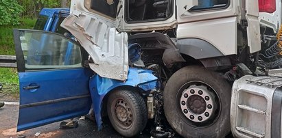 Potworny wypadek na Pomorzu. Auto z trzema osobami wbiło się w ciężarówkę. Nikt z osobówki nie przeżył