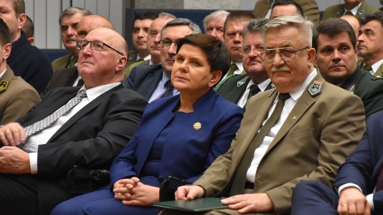 Premier Beata Szydło (w środku). Po prawej szef RDLP w Krakowie Jan Kosiorowski. Po lewej Janusz Sowa, teść syna b. premier