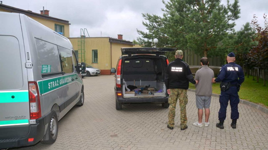 Zatrzymany Gruzin zajmujący się nielegalnym przewożeniem imigrantów przez granicę polsko-litewską 