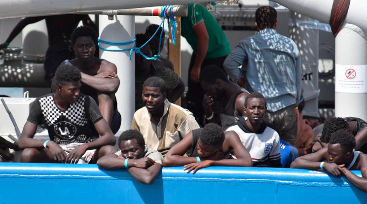 A Frontex hajói mentik ki a tengerből a menekülteket - de aztán hova menjenek? /  (MTI/EPA/Orietta Scardino)