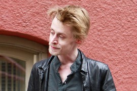 Strmoglavio se u PONOR POROKA i javnost PLAŠIO IZGLEDOM, a onda se pojavila ONA: Kevin iz hit filma "Sam u kući" na crvenom tepihu sa ženom koja ga je vratila u život