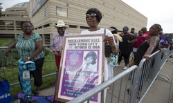 Tysiące wielbicieli Arethy Franklin żegna się ze zmarłą artystką. Są kwiaty i zdjęcia z przeszłości