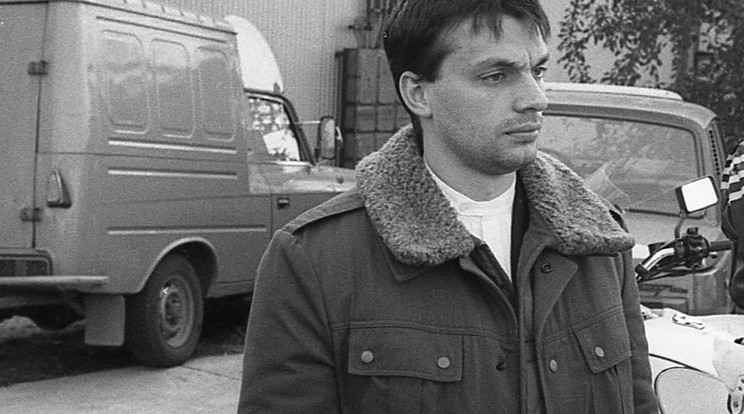 Orbán Viktor 1990-ben a blokád miatt helikopterrel tudott csak elmenni a mosonmagyaróvári sortűz évfordulóján tartott megemlékezésre / Fotó: Fortepan - Szalay Zoltán