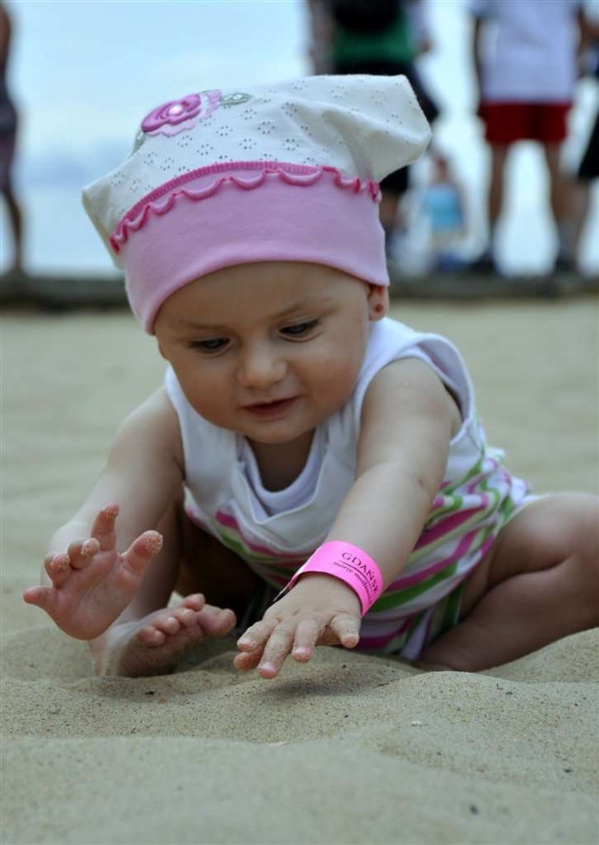 Dzięki bransoletce dziecko się nie zgubi na plaży