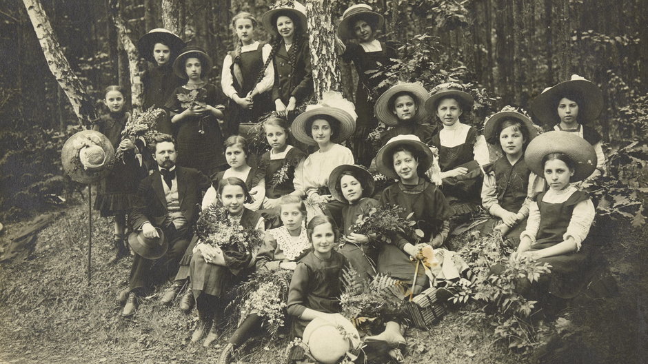 Warszawskie uczennice szkoły żeńskiej oraz ich nauczyciele na wyjeździe majówkowym w 1906 r.