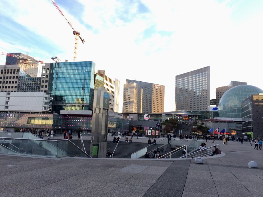 Pod Grande Arche znajduje się stacja metra linii 1, po której poruszają się autonomiczne pociągi. Jest tu też stacja kolei miejskiej RER. 