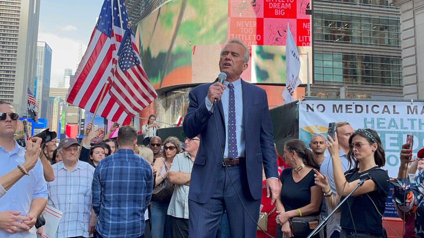 Robert Kenedi mlađi na antivakserskom skupu 16. oktobra 2021. u Njujorku