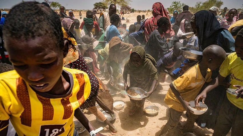 Sudanske izbeglice dobijaju hranu u kampu na granici sa Čadom 2025. godine | Foto: Getty Images