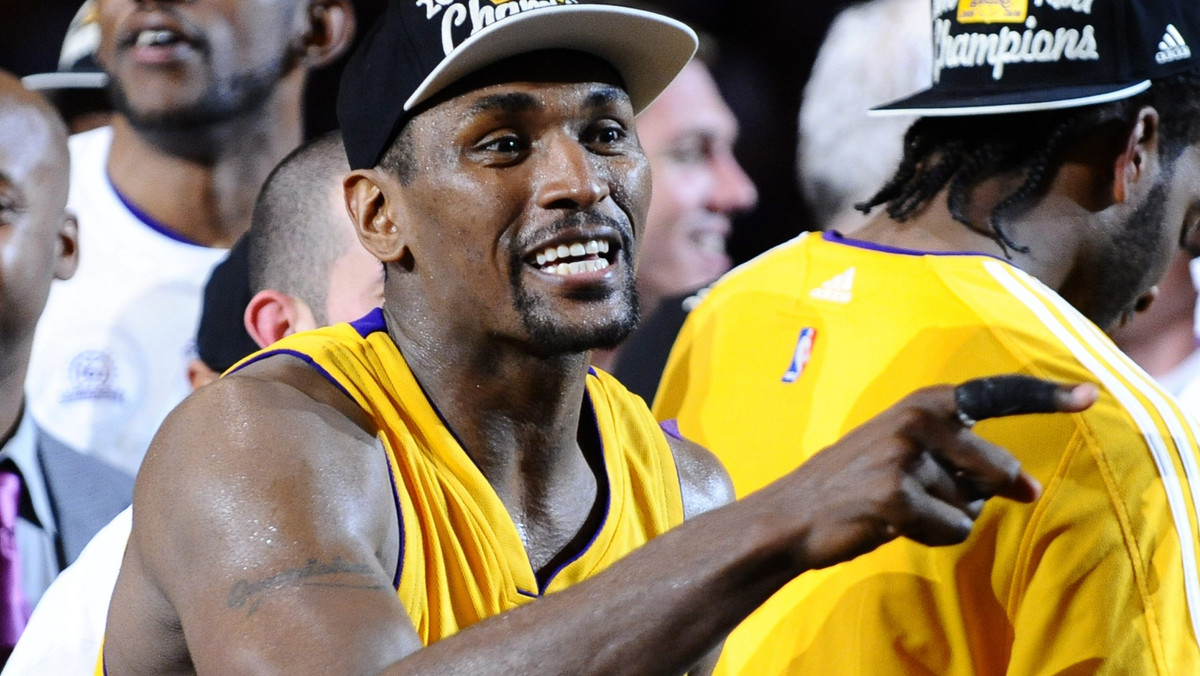 Ron Artest, skrzydłowy Los Angeles Lakers, zaskoczył wszystkich swoją wypowiedzią, że nie chce pierścienia za zdobycie mistrzostwa NBA w 2010 roku. - Nie założę go - mówi zawodnik Jeziorowców.