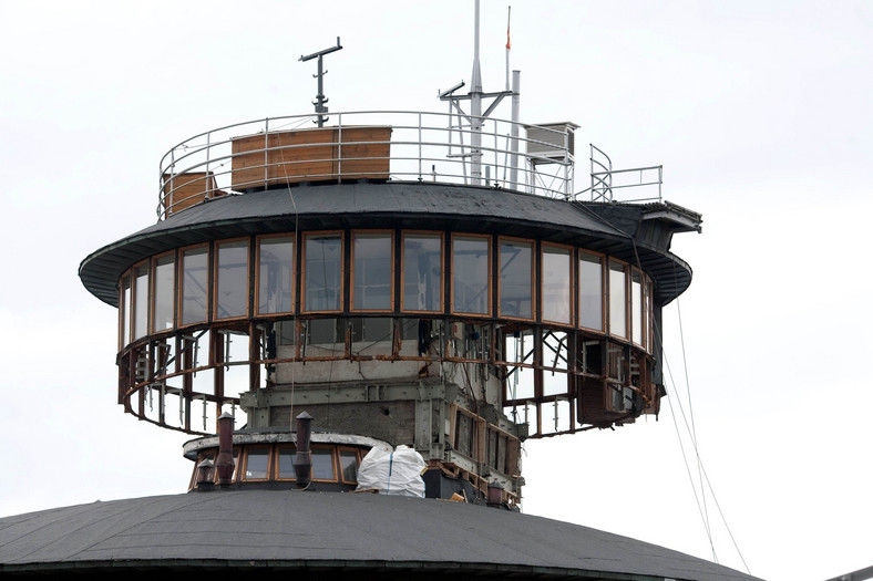 Uszkodzona górna kondygnacja obserwatorium na Śnieżce, 2009 r.