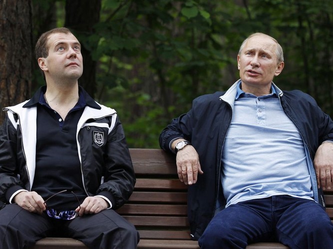 Komentator 'Moskowskiego Komsomoca' stwierdził, że prezydent spoglądał na premiera 'łaskawie', niemal 'z ojcowską miłością'