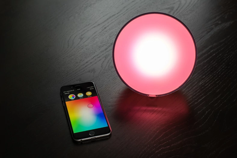 Kolorowa lampa LED - na zdjęciu model z serii Philips Hue, sterowany smartfonem.