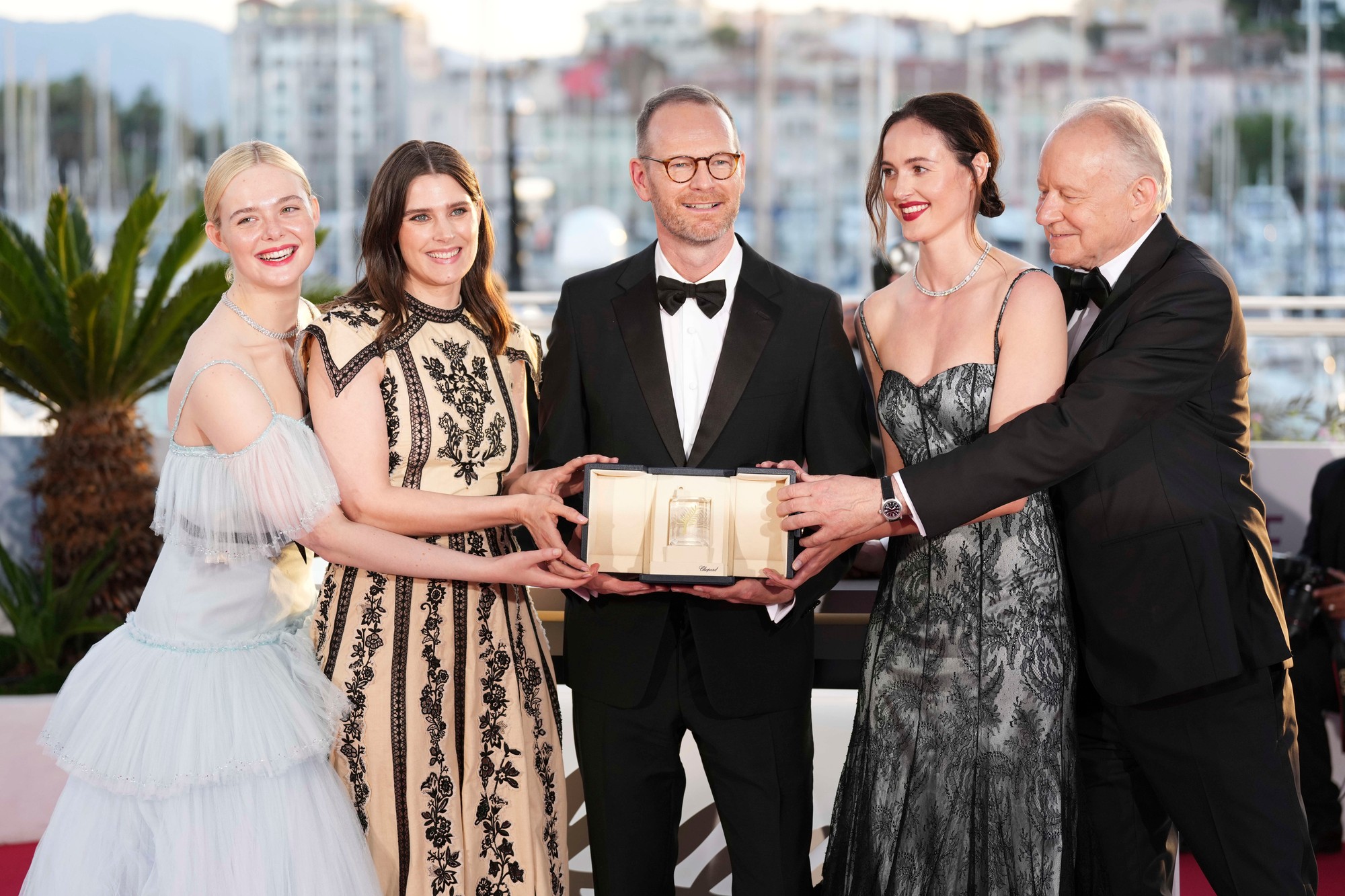Režisér Joachim Trier (v strede) pózuje s Ellou Fanningovou (zľava), Ingou Ibsdotter Lilleaasovou, Renate Reinsveovou a Stellanom Skarsgardom.