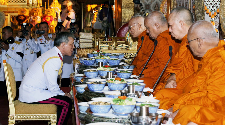Szerzetesek közt a thai uralkodó / Fotó: MTI