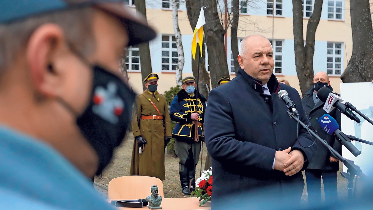 Wicepremier Jacek Sasin podczas uroczystości podpisania aktu erekcyjnego pod budowę łuku triumfalnego przy budynku I Liceum Ogólnokształcącego im. Bartosza Głowackiego w Tomaszowie Lubelskim, 20 marca 2021 r.