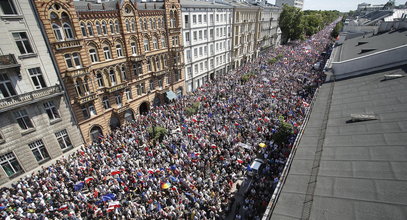 Marsz 4 czerwca w Warszawie. Tłum przerwał przemowę Wałęsy. "Jak nie chcecie słuchać, to dziękuję bardzo" [NA ŻYWO]