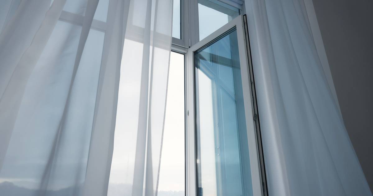 Nie chcesz prasować firanek po praniu? Wlej jedną zakrętkę tego do bębna. Zdziwisz się!