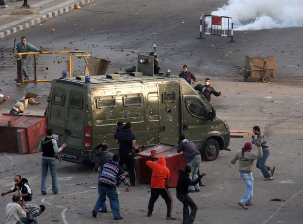 Czołgi na ulicach Kairu. Media rejestrują śmierć