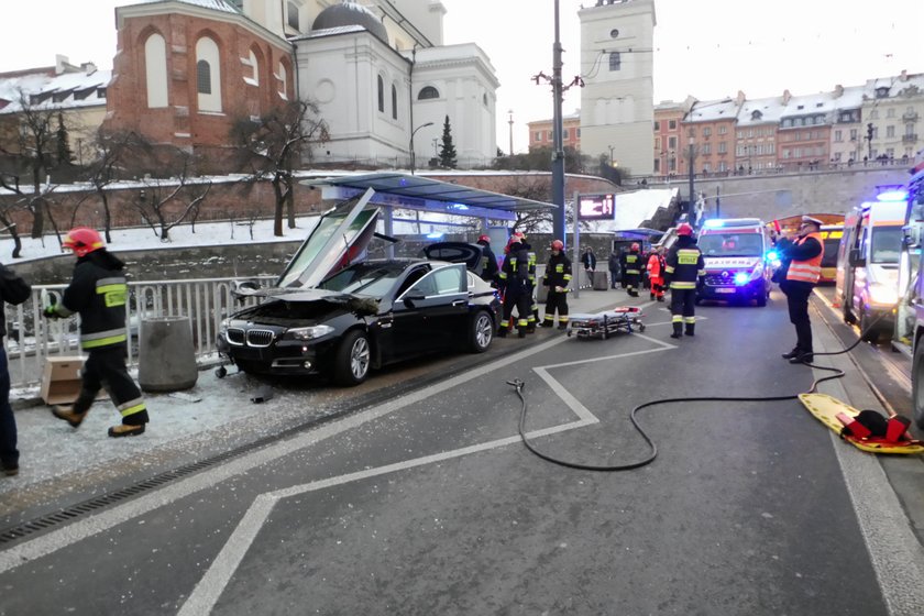 Wypadek w Warszawie. Samochód wjechał w przystanek. Są ranni