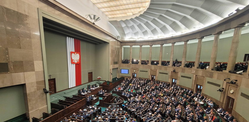 Posłowie nabrali się jak dzieci. Podpisali się "w ciemno" pod fałszywą informacją