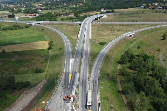 Neverovatne slike koje menjaju Srbiju: Ovako izgleda spajanje dva auto-puta, trenutak koji su svi čekali (FOTO)
