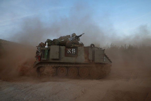 Izraelskie czołgi manewrują wzdłuż granicy z Libanem