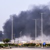 Dim iznad luke Zajed nakon iranskog udara na Abu Dabi 1. marta