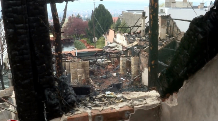 Az utcában még két családi ház teljesen kiégett, több tűzoltóegység tudta csak megfékezni a tüzet /Fotó: Tények.hu