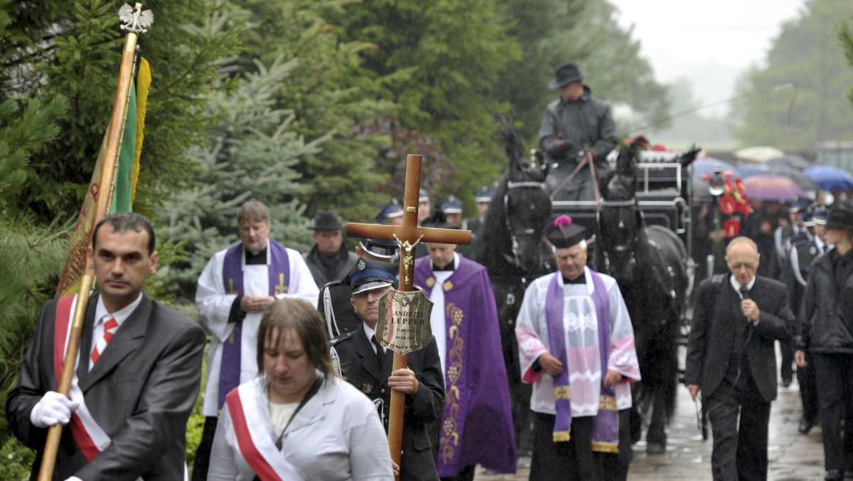 Zakończyła się msza żałobna, w której brali udział najbliżsi Andrzeja Leppera. Kondukt żałobny dotarł już na pobliski cmentarz. - Tak bardzo to się nie znaliśmy, w paru miejscach byliśmy razem. Jednak zaskoczył nas trochę. Ten koniec nie pasował do Leppera - powiedział dziennikarzom Lech Wałęsa. Były prezydent przybył dziś na pogrzeb lidera Samoobrony do Krup (woj. zachodniopomorskie).