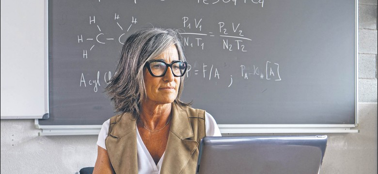 Nowe zasady płac dla nauczycieli. Rewolucja w liczeniu godzin ponadwymiarowych. Co jeszcze zmienia Karta Nauczyciela?