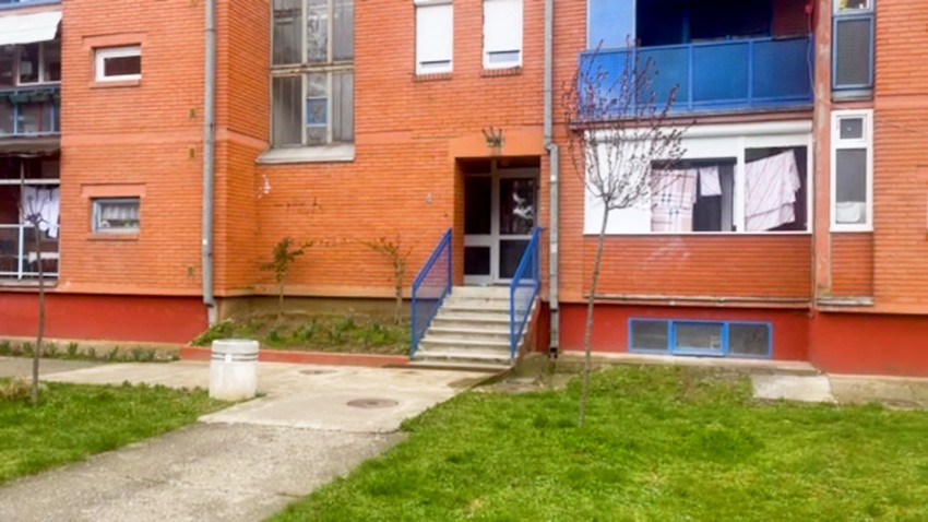 Ulaz u zgradu u kojoj se dogodio zločin