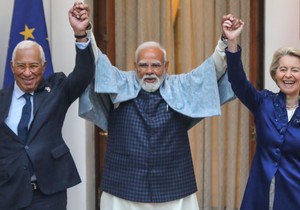 S leva na desno: Šef Evropskog saveta Antonio Košta, indijski premijer Narendra Modi i šefica Evropske komisije Ursula fon der Lajen u Delhiju | Foto: EPA/Shutterstock