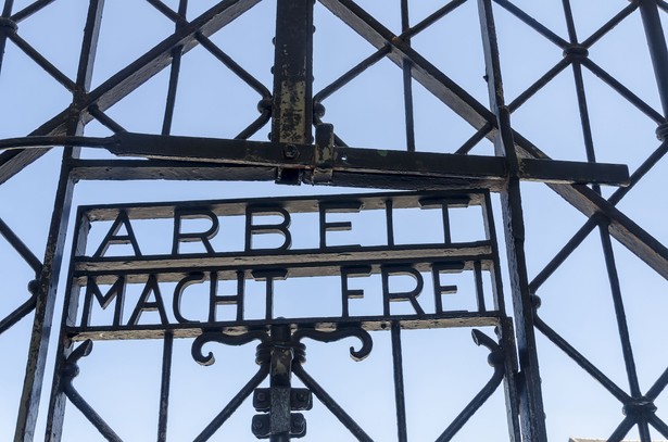 Napis "Arbeit macht frei" na bramie Dachau