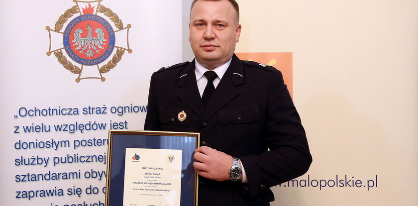 Policjant- strażak odebrał nagrodę