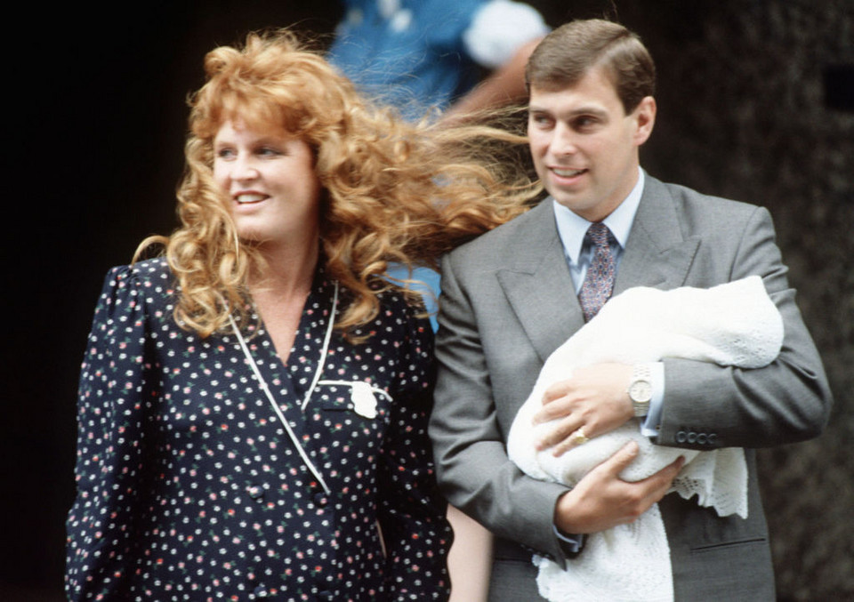 Pierwsze zdjęcia kolejnych członków rodziny Windsorów: Sarah Ferguson i książę Andrzej z córką, księżniczką Beatrice w 1988 r.
