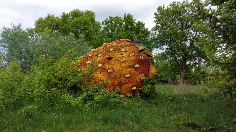 Gigantyczna truskawka w Serocku pod Warszawą