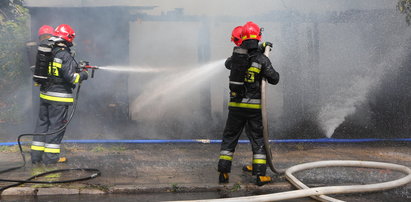 Prawie spłonął żywcem. Pomógł przechodzień