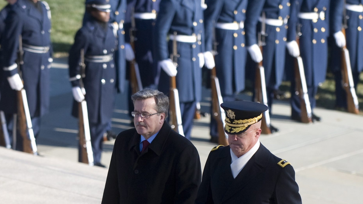 W czwartek w nocy prezydent Bronisław Komorowski zakończył swoją dwudniową wizytę roboczą w Stanach Zjednoczonych i odleciał samolotem rejsowym z Nowego Jorku do Warszawy.