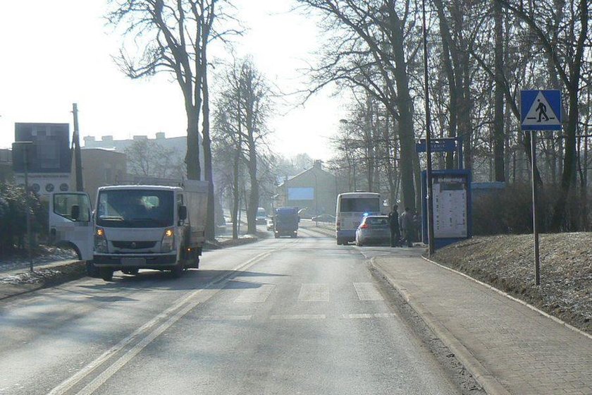 Koło z ciężarówki trafiło w przechodnia