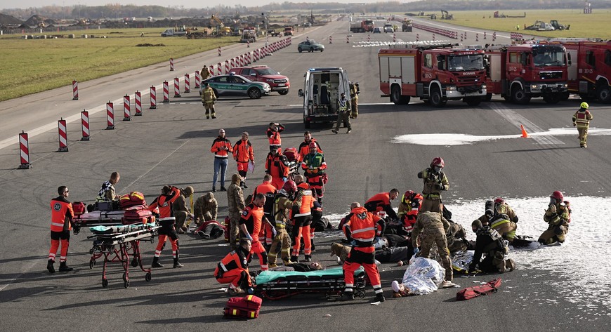 W wydarzeniu wzięło udział 250 funkcjonariuszy służb, a także osiem karetek pogotowia, pięć wozów ratowniczych Lotniskowej Straży Pożarnej, jedenaście wozów strażackich i trzy śmigłowce. W tle widać trwającą rozbudowę. 