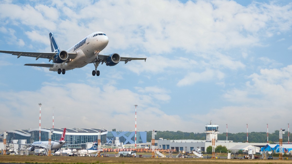 Un avion TAROM care zbura pe ruta Cluj - Antalya a aterizat de urgență la Otopeni, după ce ar fi lovit mai mulți porumbei