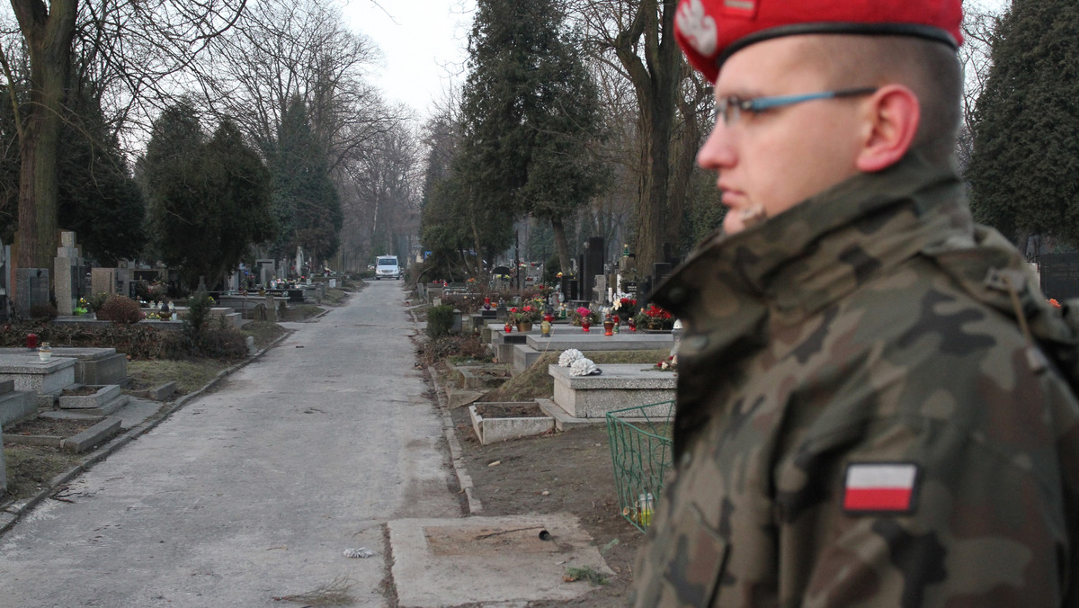 Na krakowskim cmentarzu Rakowickim ekshumowano dziś rano 19. ofiarę katastrofy smoleńskiej. Tym razem ekshumacja dotyczyła grobu gen. Włodzimierza Potasińskiego, dowódcy Wojsk Specjalnych.