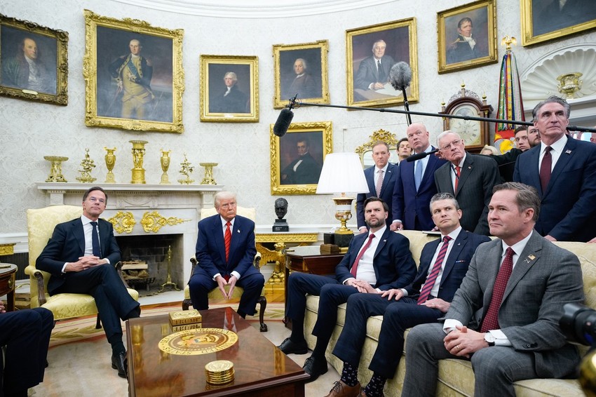 Kit Kelog (gore, 2D) na sastanku Donalda Trampa sa generalnim sekretarom NATO-a Markom Ruteom u Beloj kući 13. marta