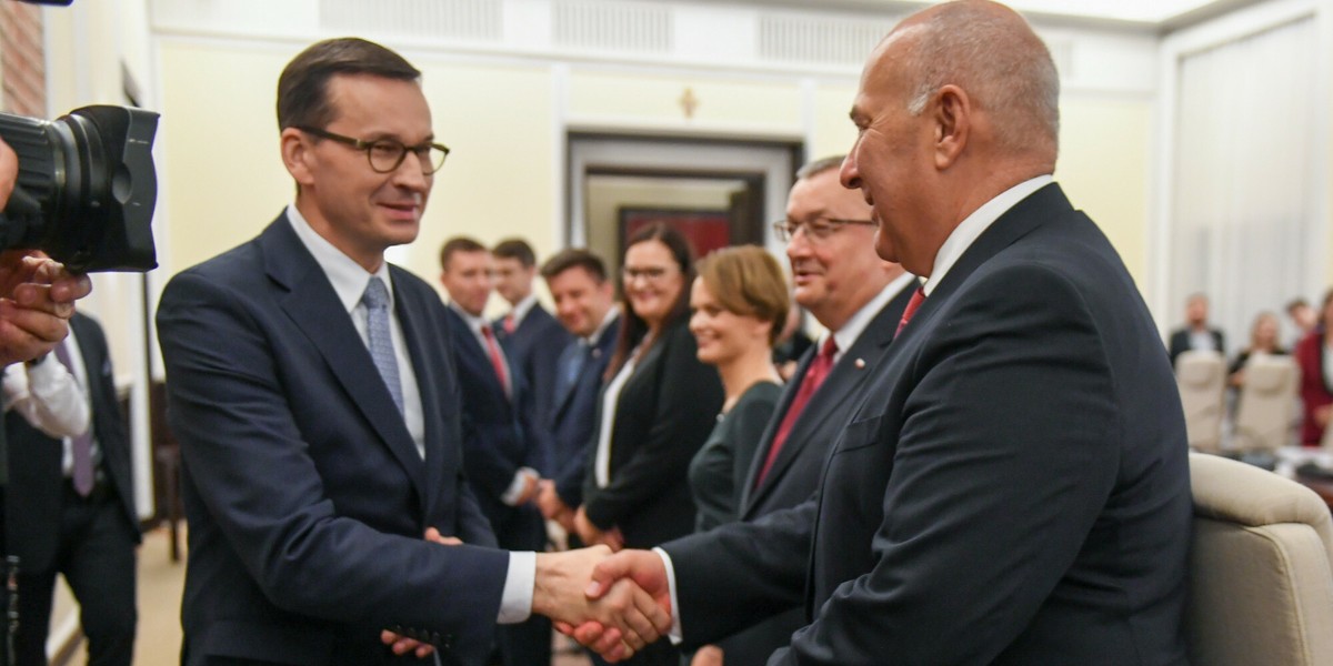 Dyskusje nad ostatecznym kształtem składki zdrowotnej trwają. Jak mówi nasz informator, uczestniczą w nich przede wszystkim premier, minister finansów oraz najważniejsi przedstawiciele władz PiS.