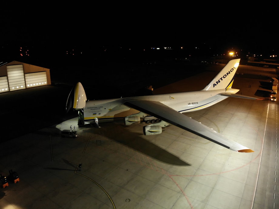 9 kwietnia w nocy Antonow An-124 "Rusłan" wylądował na lotnisku we Wrocławiu z transportem sprzętu medycznego i ochronnego z Chin.