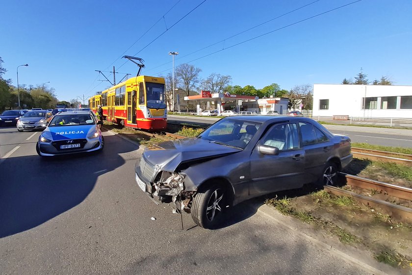 Kim jest kierowca, który mercedesem zablokował tramwaje?